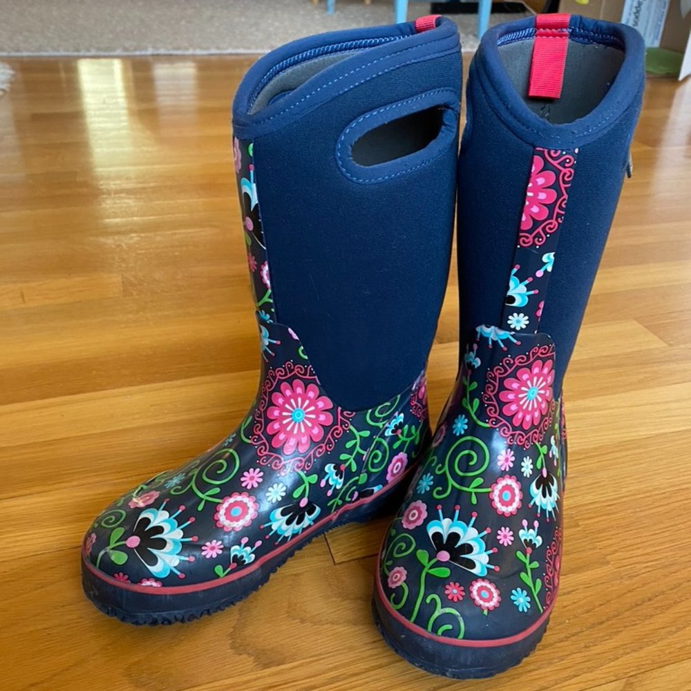 BOGS insulated rain boots size 3 (big kid)